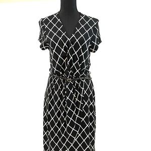 Express Women’s Black White Mini Dress Size Medium V-Neck Hi-Low Hem Cap Sleeves